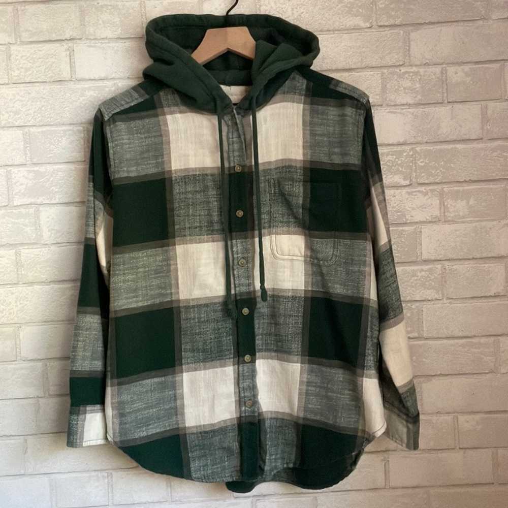 American Eagle plaid button down long sleeve top.